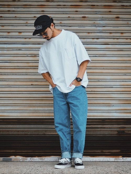 ゆるいシルエットの白Tシャツと合わせてラフに