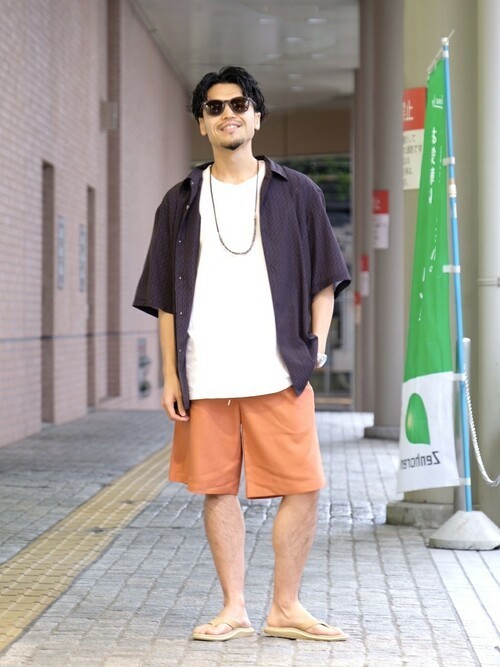 カラー系はサングラスで引き締める