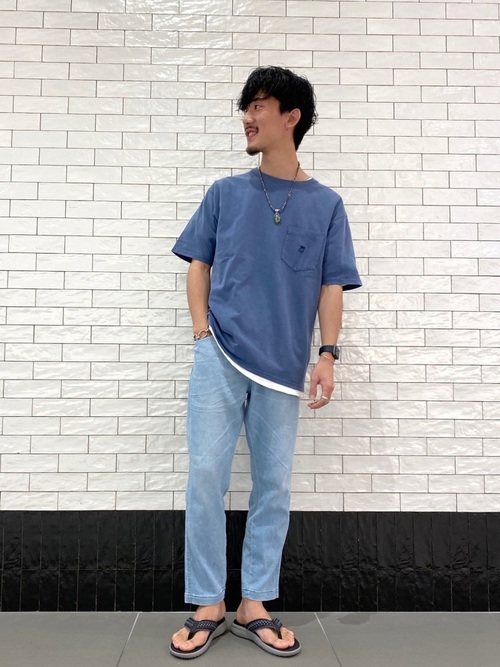 ネイビー系のトップスに合わせてきれいなグラデーションに