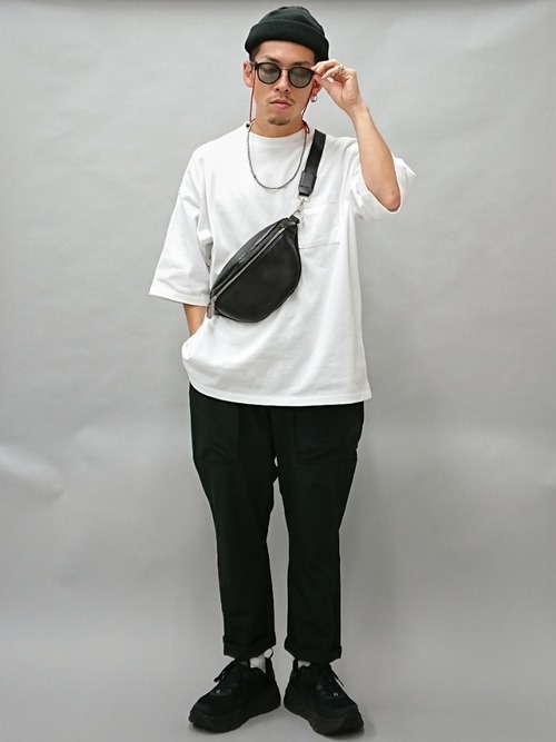 モノトーンコーデのアクセントに