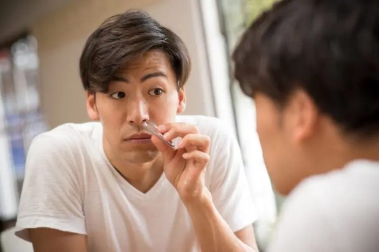 鼻毛を抜くのはダメ!その理由とは?