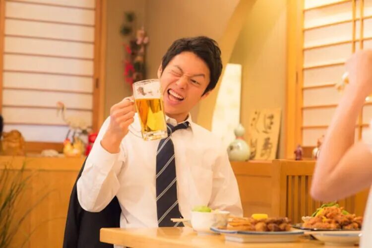 顔のむくみを防ぐ！お酒を飲むときのコツ