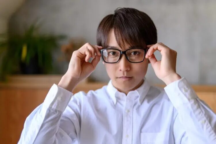 顔型の悩みをカバーする眼鏡フレームの選び方