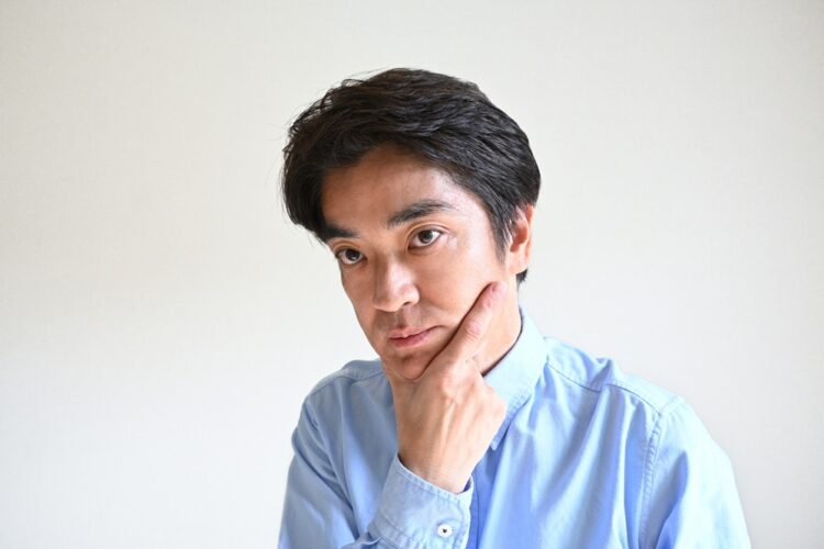 顔が大きく見える男性のNGファッション