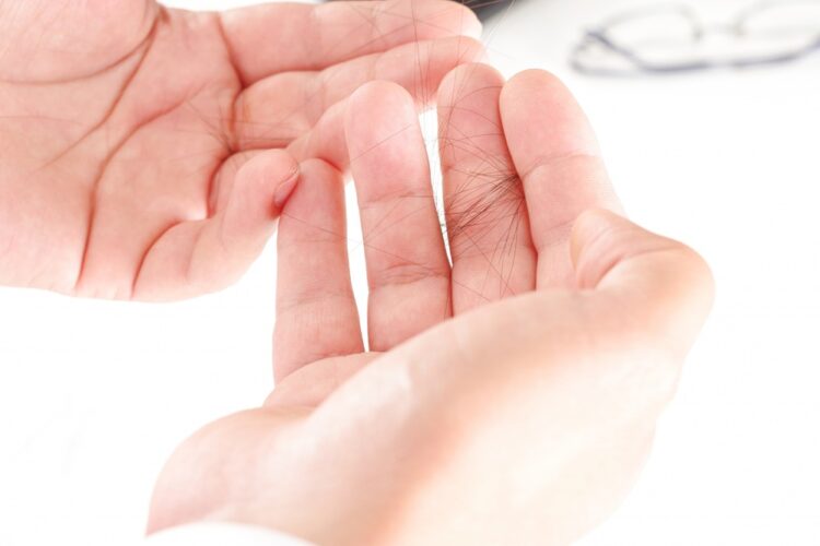1日に抜ける髪の本数はどのくらい？